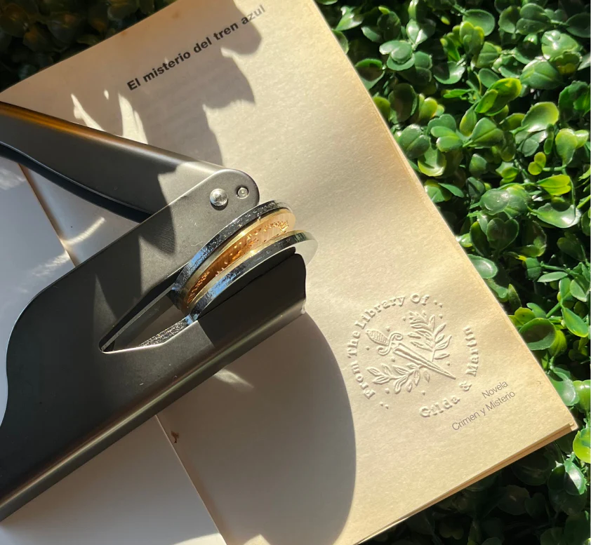 כרטיס מתנה של הדפים הלוחשים